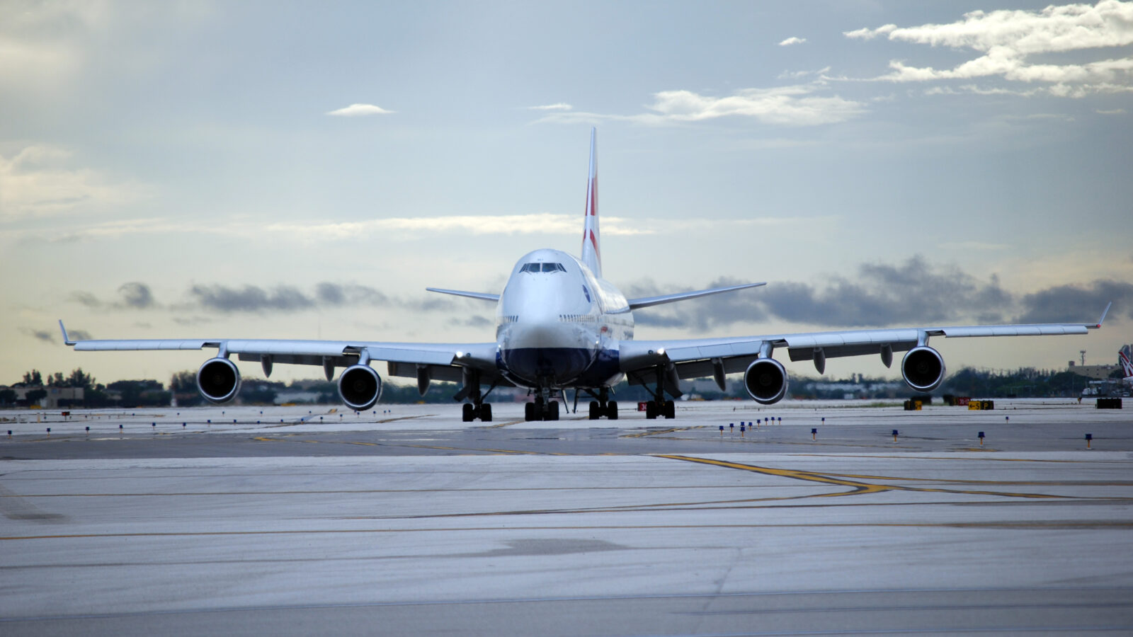Vliegtuig op asfalt op Miami Airport