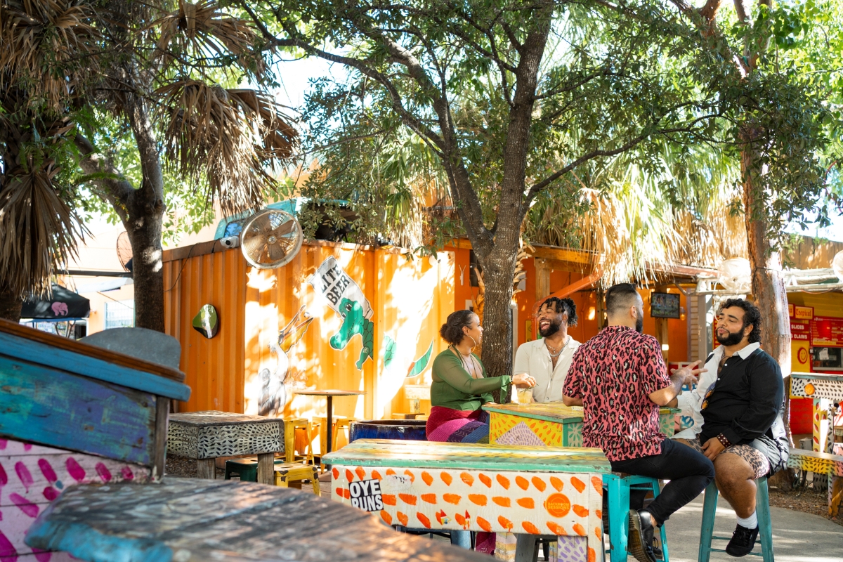 Genieten van gezelligheid in Wynwood ©️ VML 1