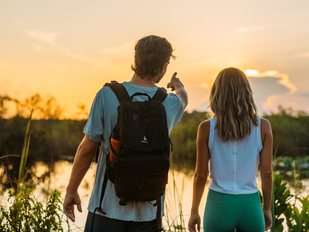 Man wijzend naar Anhinga Trail Everglades © Visit Florida