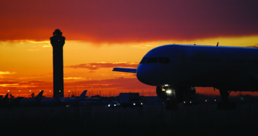 Vliegtuig bij ATC Tower Miami Airport 1